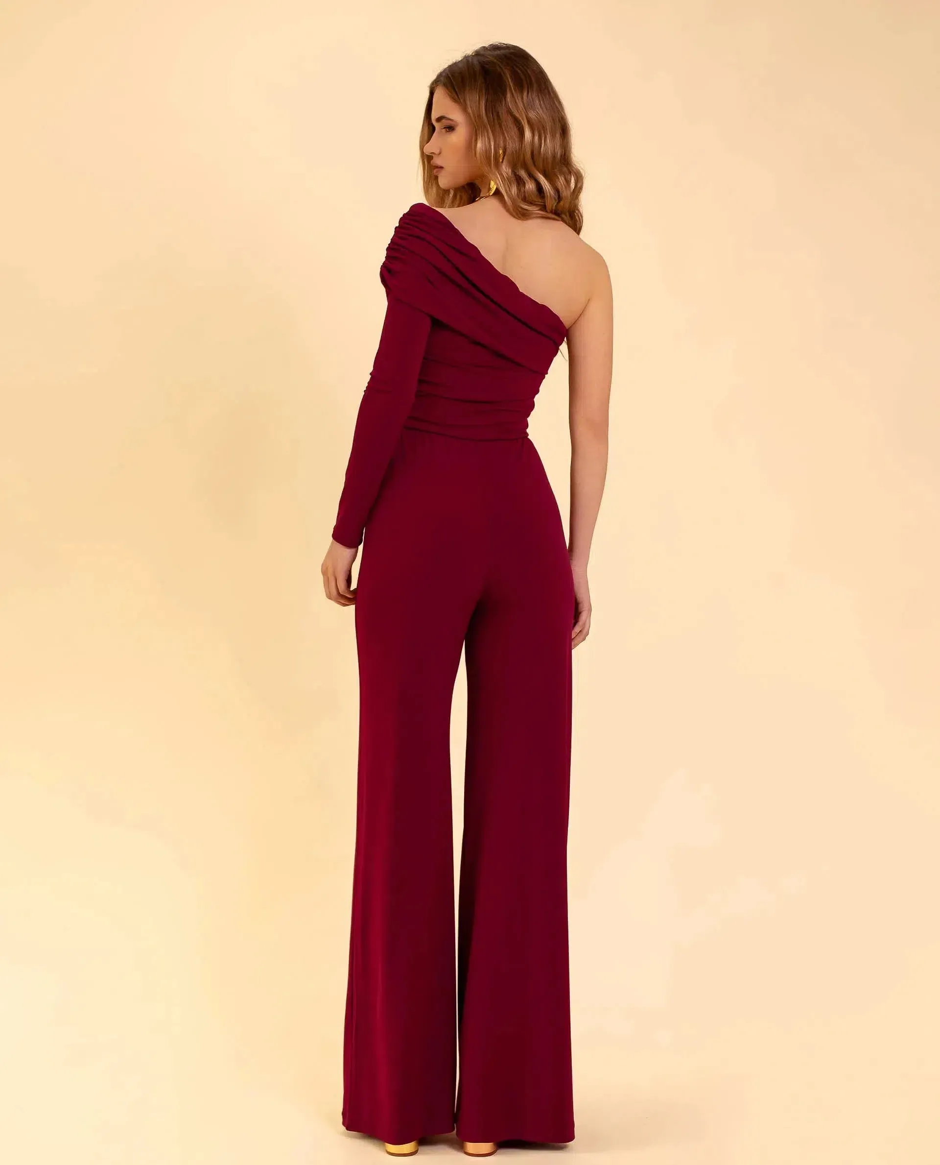 Diona – One-shoulder design – Burgundy jumpsuit